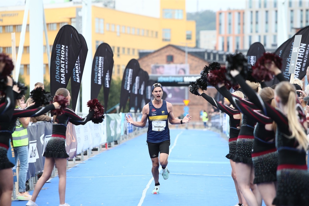 Jonathan springer i mål på Jönköpings halvmaraton